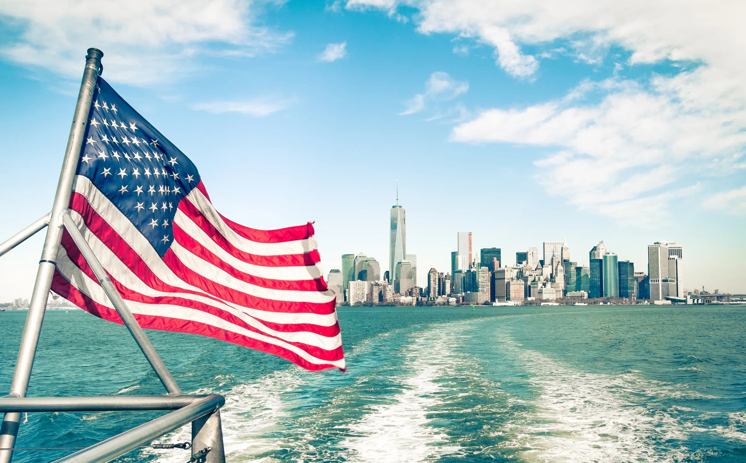 Bandera de Estados Unidos frente al skyline de Nueva York
