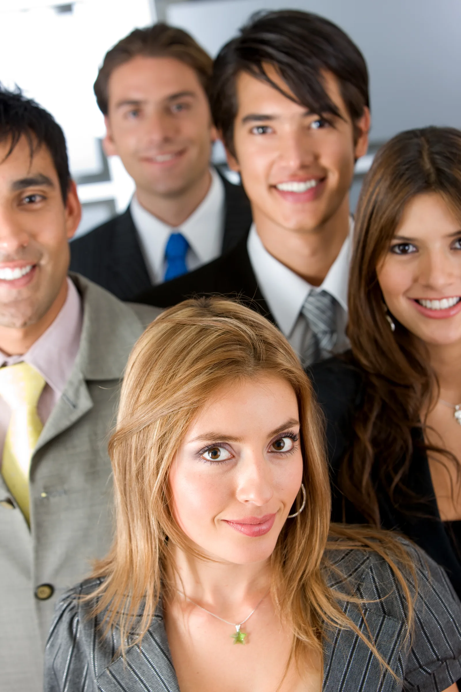 Equipo de profesionales sonriendo en una oficina